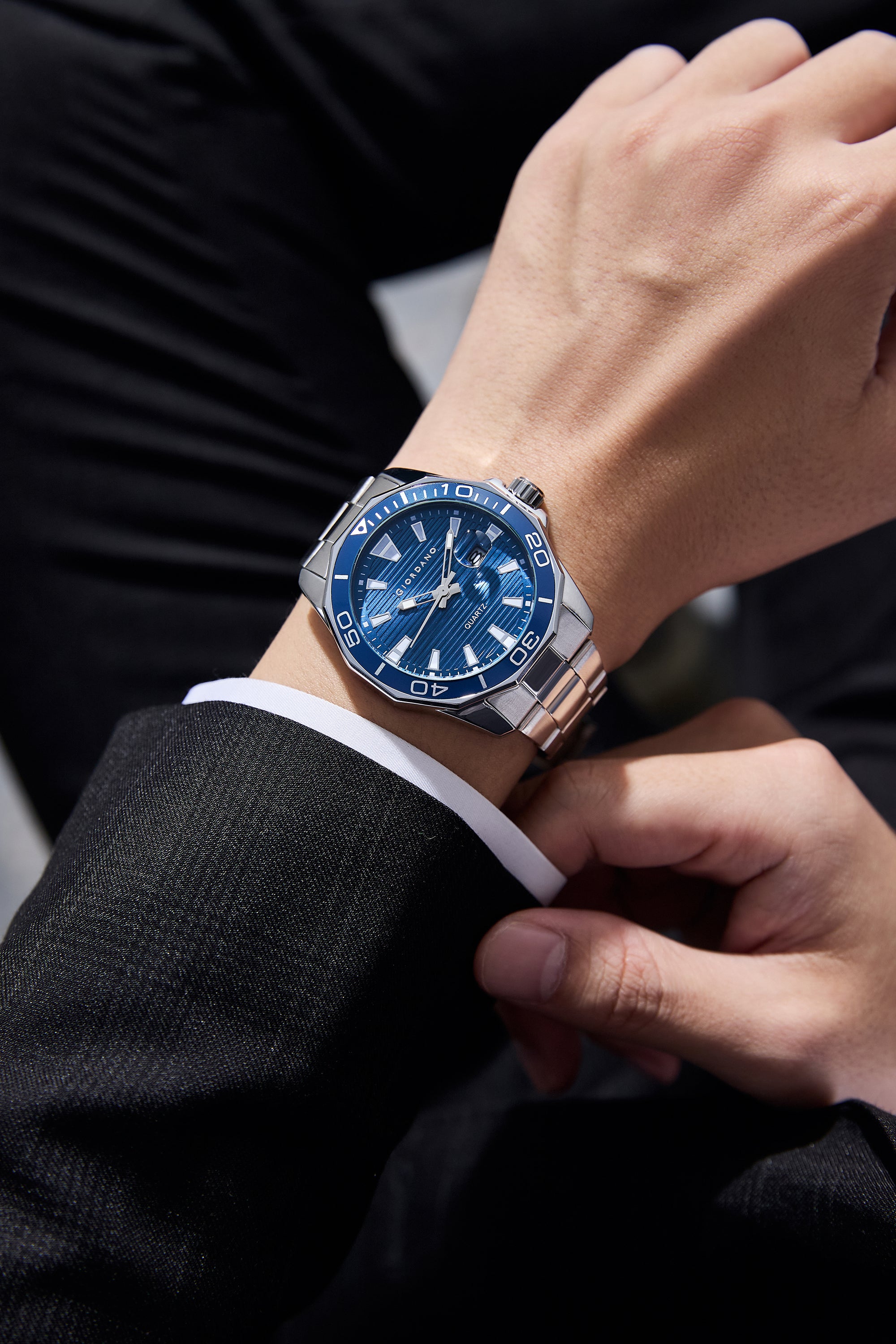 Giordano Stainless Steel Analog Watch for Men – Classic Sporty Design | Textured Dial, Quartz Movement and Date Display with Magnifier | GZ-50149-22